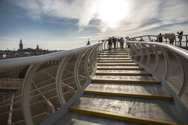 Gün batımında, S Metropol şemsiye, çatı yaya köprüsü üzerinde ziyaretçi