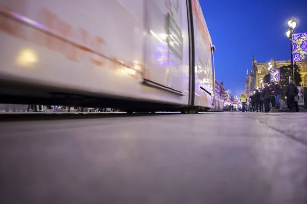 Noel dekorasyonu ile gece şehir merkezinde çalışan tramvay — Stok fotoğraf