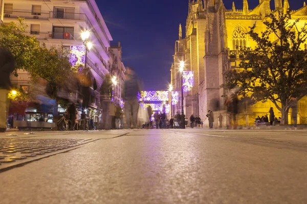 Nachtansicht der Straße an Weihnachten, Sevilla, Spanien — Stockfoto
