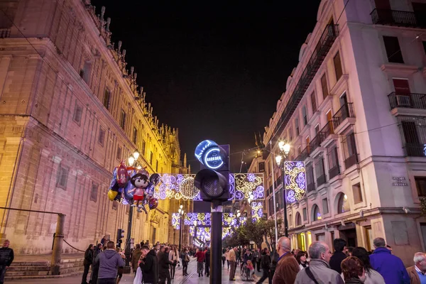 在圣诞节这天，塞维利亚，西班牙的街夜景 — 图库照片