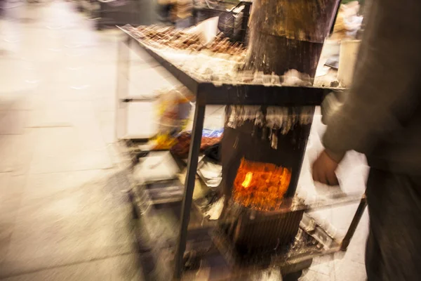 Продавец каштанов тянет тележку, Севилья — стоковое фото