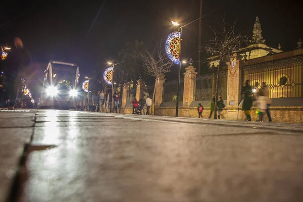Villamos, fut végig belvárosában, az éjszakai karácsonyi dekoráció — Stock Fotó