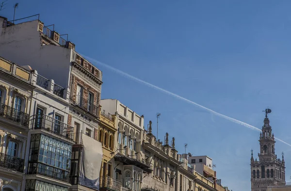 Torre La Giralda con balconi tradizionali del centro città, Siviglia , — Foto Stock