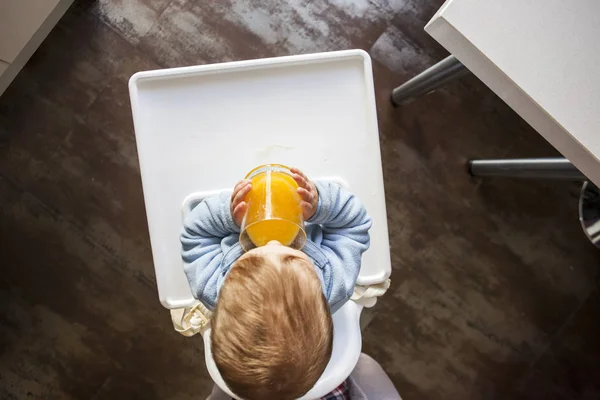 男婴喝新鲜橙汁 — 图库照片