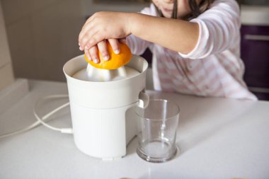 portakal suyu yapım küçük kız