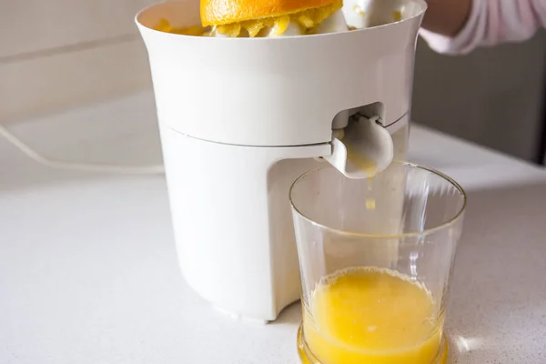 Little girl making orange juice — Stock Photo, Image