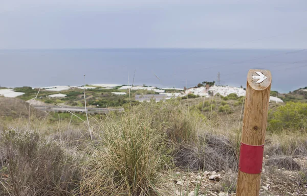 Hiking sign at trekking path beside the coast — Stock Photo, Image