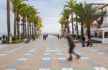 İnsanlar tarafından Avrupa balkon promenade, Nerja, İspanya