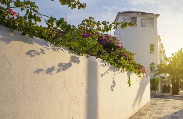 Edifício resort com arquitetura andaluza tradicional de whit — Fotografia de Stock