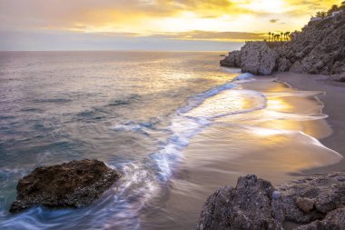 Carabeo plaj gün batımında, Nerja, İspanya