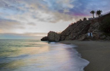 Carabeo plaj balıkçılık kulübe, Nerja, İspanya ile gün batımında
