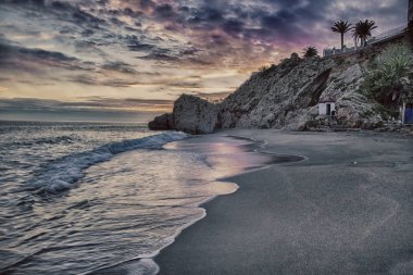 Carabeo plaj balıkçılık kulübe, Nerja, İspanya ile gün batımında