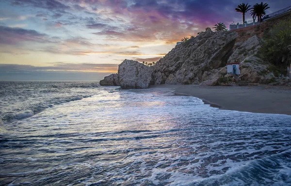 Carabeo strand bij zonsondergang met visserij hut, Nerja, Spanje — Stockfoto