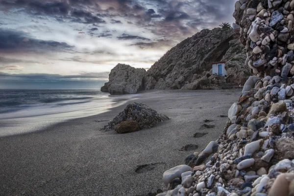 Stranden i solnedgången med fiskestuga, Nerja, Spanien — Stockfoto