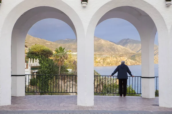 Älterer mann beobachtet das meer, nerja, spanien — Stockfoto