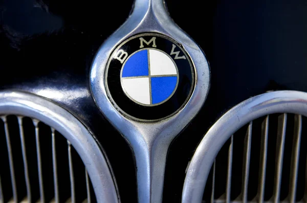 BMW logotipo marca fora do carro — Fotografia de Stock