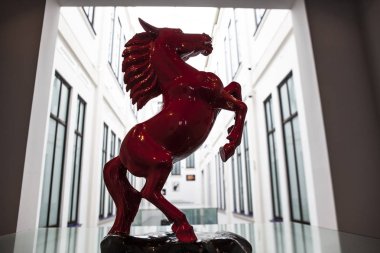  Kırmızı ferrari atın sembolü