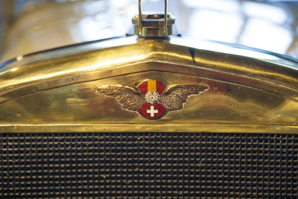 Hispano-Suiza car badge of 1912 outside car — Stock Photo, Image