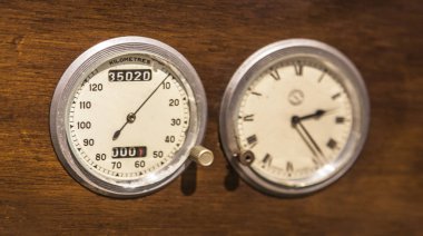 Hız göstergesi ve saatin üzerine ahşap yüzey