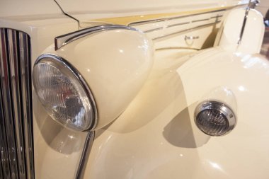 Far ve çamurluk klasik cornsilk arabada