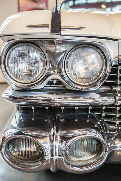 Detalle de faros en un coche de lujo clásico — Foto de Stock