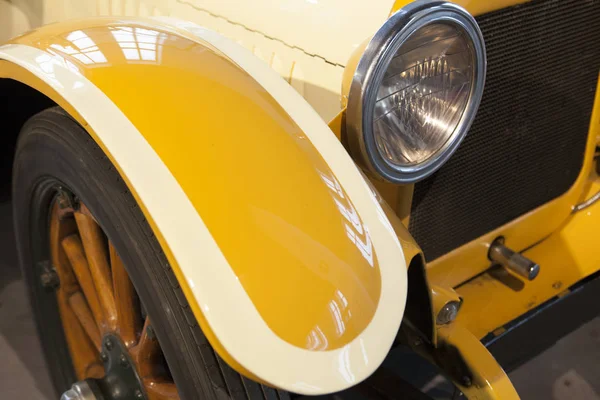 Side wheel headlamp and mudguard detail in a classic car — Stock Photo, Image