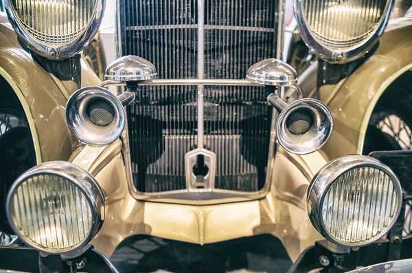 Koplampen en hoorns op een klassieke auto — Stockfoto