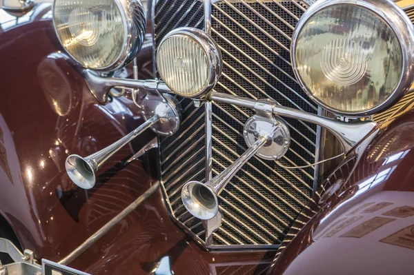 Farlar ve boynuz bir klasik otomobil — Stok fotoğraf
