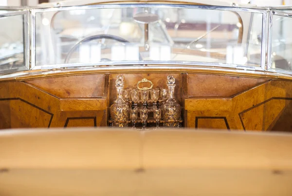 Detalle de bar húmedo en un coche de lujo clásico — Foto de Stock