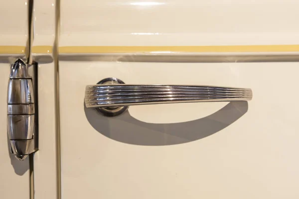 Detalle de manija de puerta cromada en coche clásico — Foto de Stock