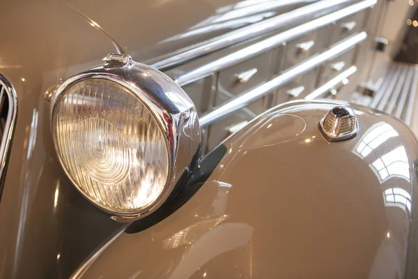 Detalhe do farol em um carro clássico — Fotografia de Stock