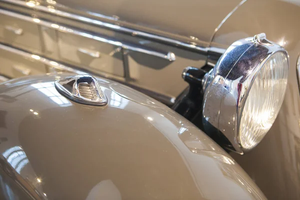 Scheinwerferdetail an einem Oldtimer — Stockfoto