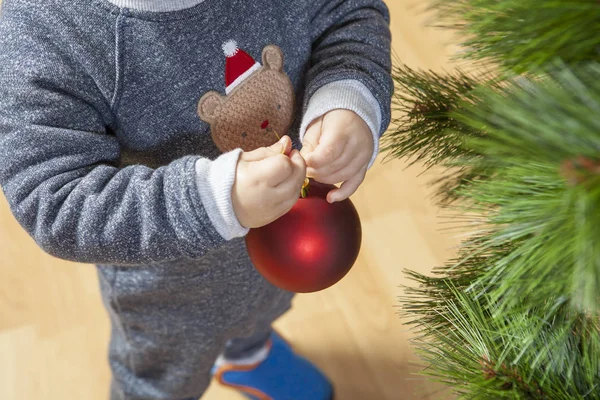 男婴与红球装饰圣诞树 — 图库照片