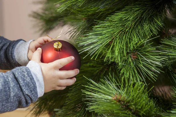 男婴与红球装饰圣诞树 — 图库照片