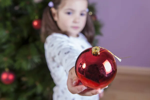 小女孩显示饰品的圣诞树 — 图库照片