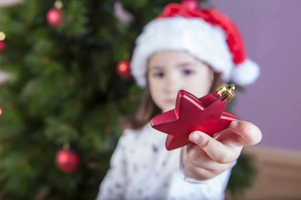 小女孩显示饰品的圣诞树 — 图库照片