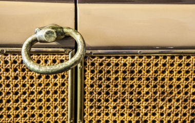 Bronz tanıtıcısı ile kapı ve kafes-göz kapağı üzerinde dokuma 