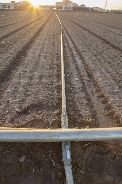 Tubos de metal de irrigação à espera de ser colocado — Fotografia de Stock