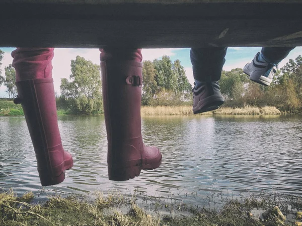 Kinderen voeten zitten over oude fisher platform — Stockfoto