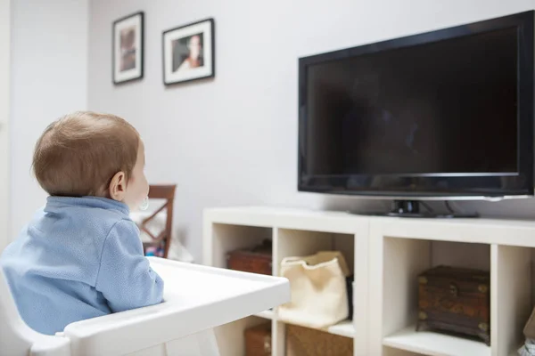 Baby pojke tittar på TV i vardagsrummet — Stockfoto