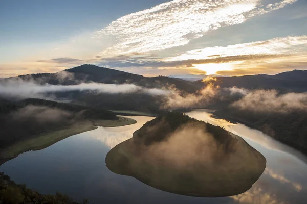 Foggy subindo no Alagon River Meander, Espanha — Fotografia de Stock