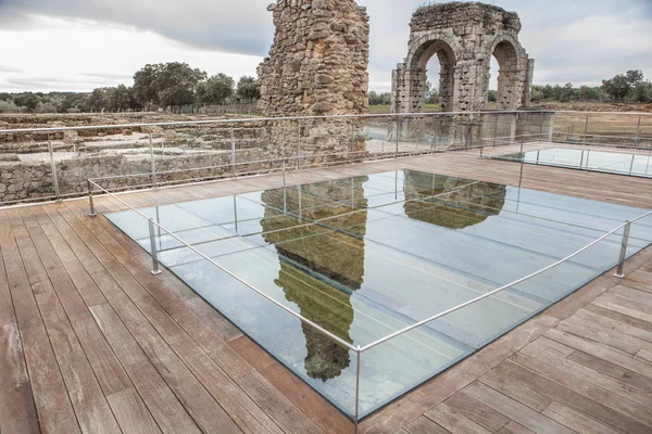 Beschermende glazen vloer op Romeinse site van Caparra, Ceceres, Spanje — Stockfoto