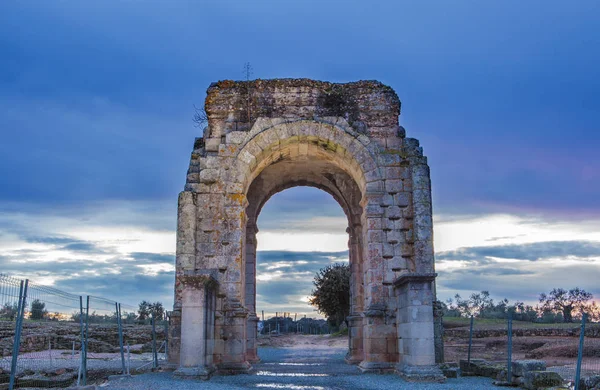 Roman łuk Caparra o zmierzchu, Caceres, Hiszpania — Zdjęcie stockowe