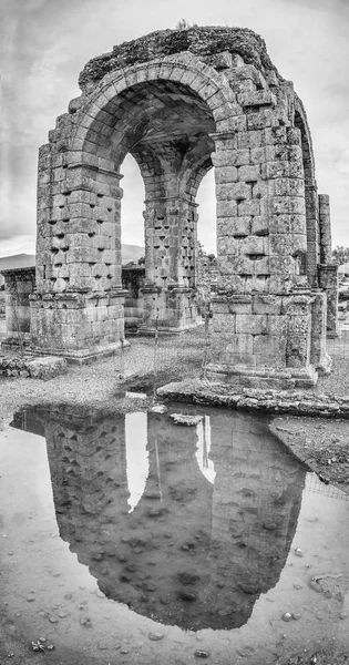 Arco Romano de Caparra reflexionó sobre el charco, Cáceres, España —  Fotos de Stock