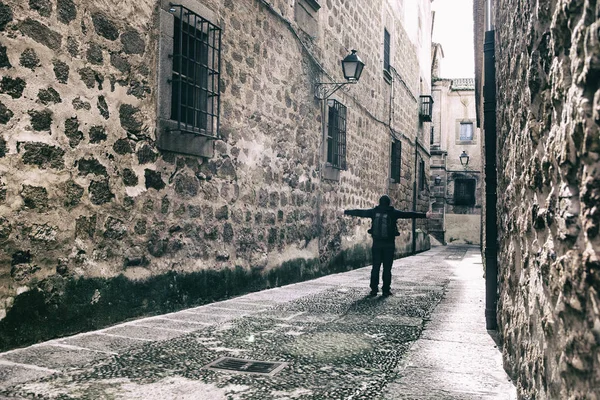 Bezoeker wandelen door smalle middeleeuwse straat at Plasencia, Spanje — Stockfoto