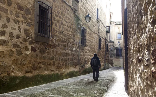 Gość spaceru w wąskiej uliczce średniowiecznego w Plasencia, Hiszpania — Zdjęcie stockowe