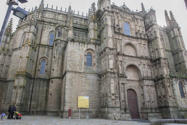 Family visiting New cathedral of Plasencia, Caceres, Spain, Euro — Stock Photo, Image