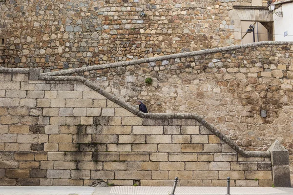 Man Scalinata in pietra ascendente al centro storico di Plasencia, Spagna — Foto Stock