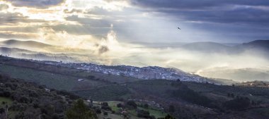 Guadalupe şehir, gündoğumu, İspanya. Panoramik