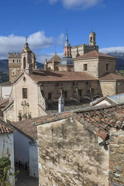 Uitzicht op de daken van het historische gebouw van de stad van Guadalupe, Spanje — Stockfoto